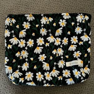 *LIKE NEW* DAISY EMBROIDERED MAKEUP BAG